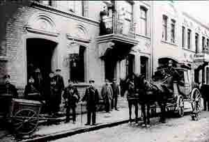 Postkutsche um 1900 vor dem Postamt Salzwedelerstr. 18  in Kalbe - mit freundl. Gen. v.K.Redenz