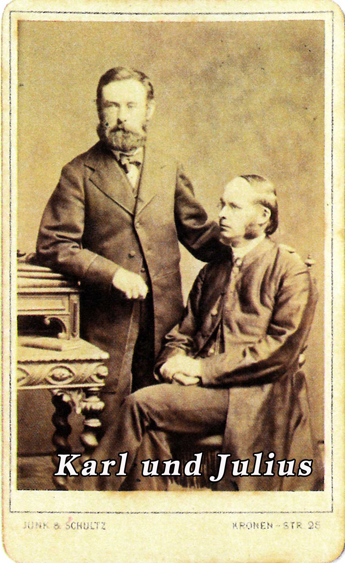Julius Müller sitzend mit seinem Bruder Carl